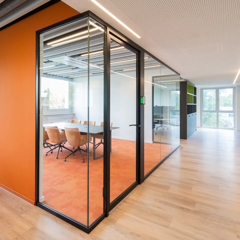 Energieunternehmen: Moderner Büroflur mit Glasräumen und flexiblen Trennwänden.
