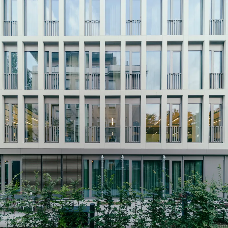 Leopoldstrasse – Nachhaltige Revitalisierung mit moderner Fassadengestaltung für flexible Arbeitswelten.