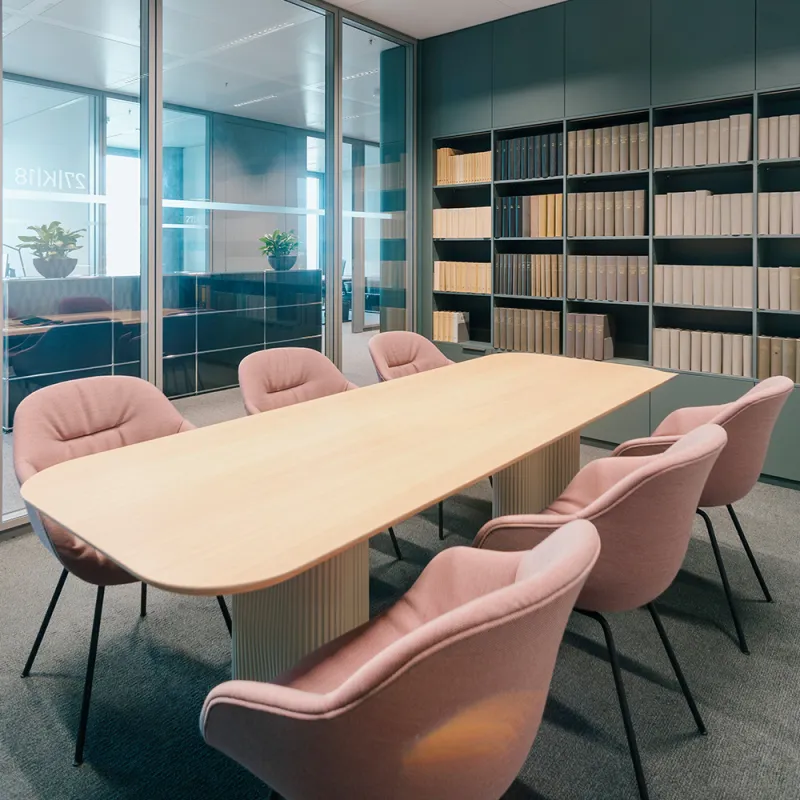 Wirtschaftskanzlei – Bürointerieur: Blick in ein modernes Besprechungszimmer mit viel Glasfläche.