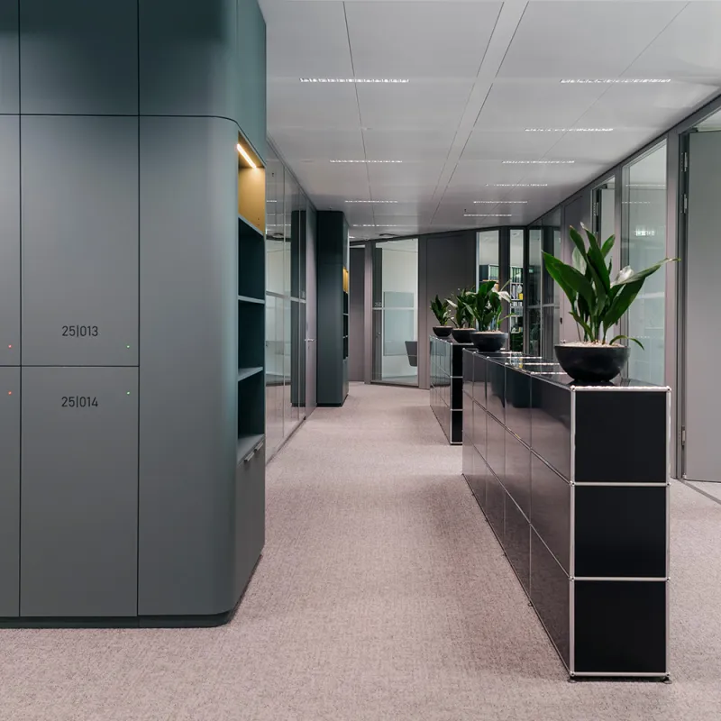 Wirtschaftskanzlei – Bürointerieur: Blick in ein modernes Büro mit integrierten Stauflächen