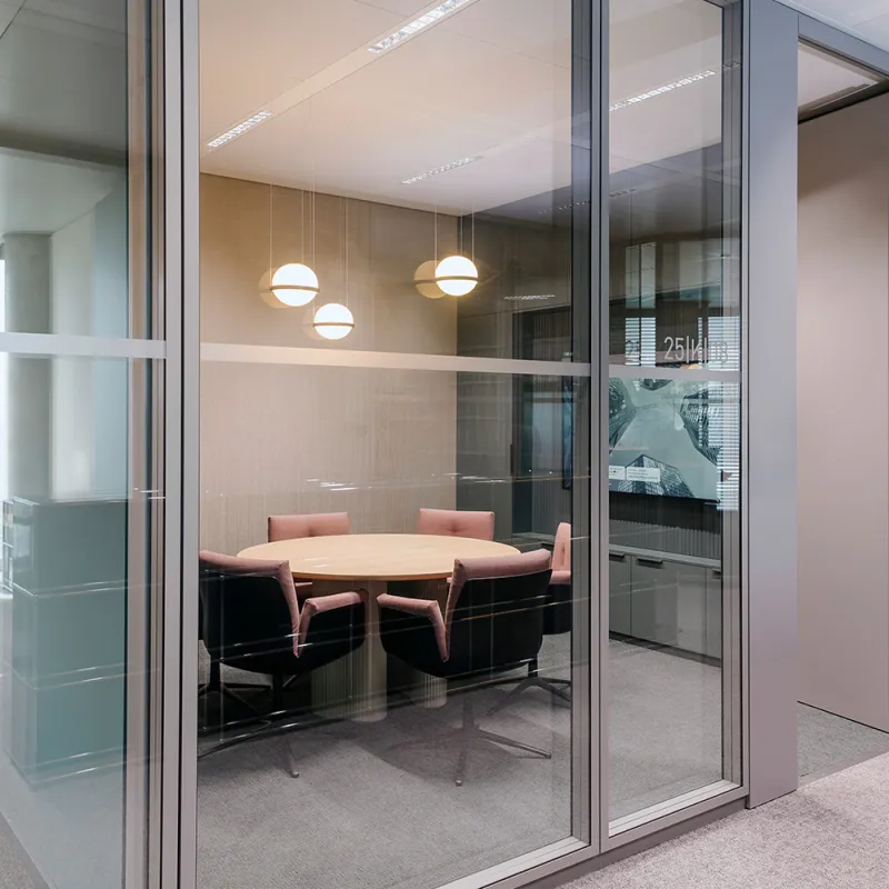 Wirtschaftskanzlei – Bürointerieur: Blick in ein modernes Besprechungszimmer mit Glastrennwänden.
