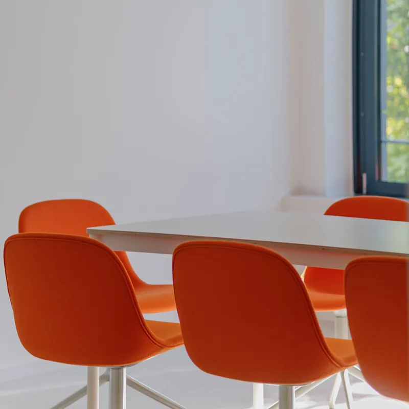 Elsenheimerstraße – Rote moderne Stühle mit weißem Tisch