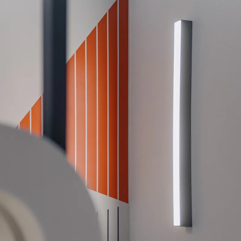 Elsenheimerstraße – Treppenhaus mit moderner Wandgestaltung und klaren Leuchten