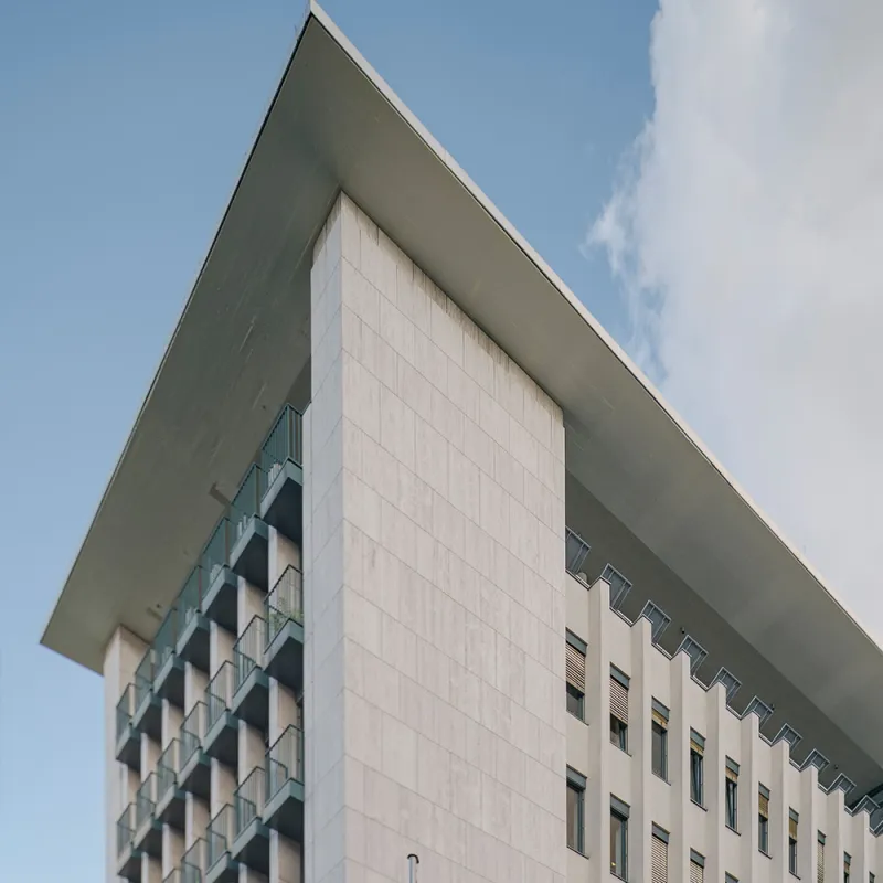 Quest_Hardenbergstr._Berlin_CSMM: Morderne Fassade mit großen Glasflächen