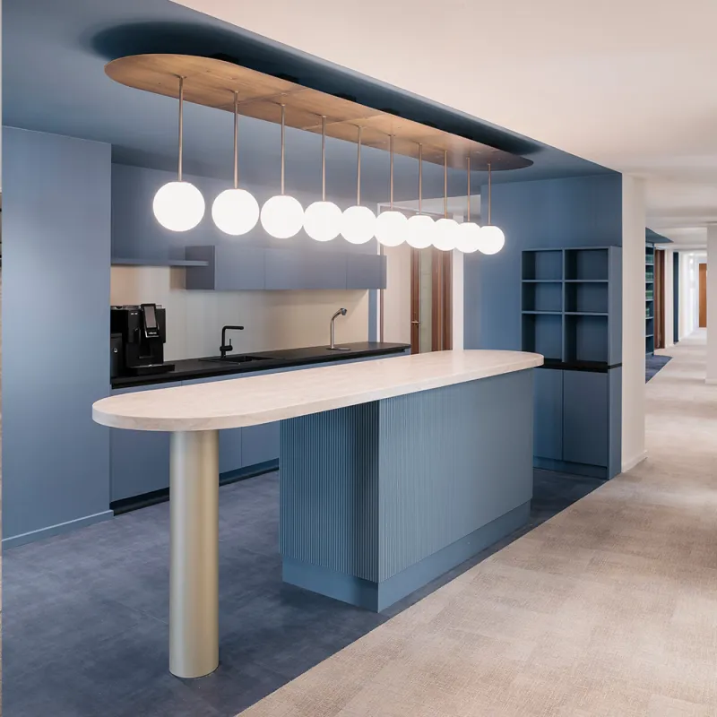 Linklaters Berlin: Küchenzeile mit Empfangstresen die durch eine blaues Design visuell zoniert wird.