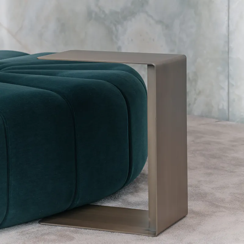 Linklaters Berlin: großzügiger Wartebereich mit einem modernen runden Sitzmöbel in der Mitte in Petrol.