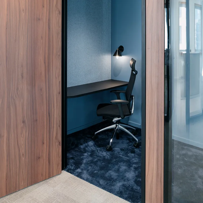 Linklaters Berlin: kleines Büro als Rückzugsmöglichkeit mit Tresen und Stuhl