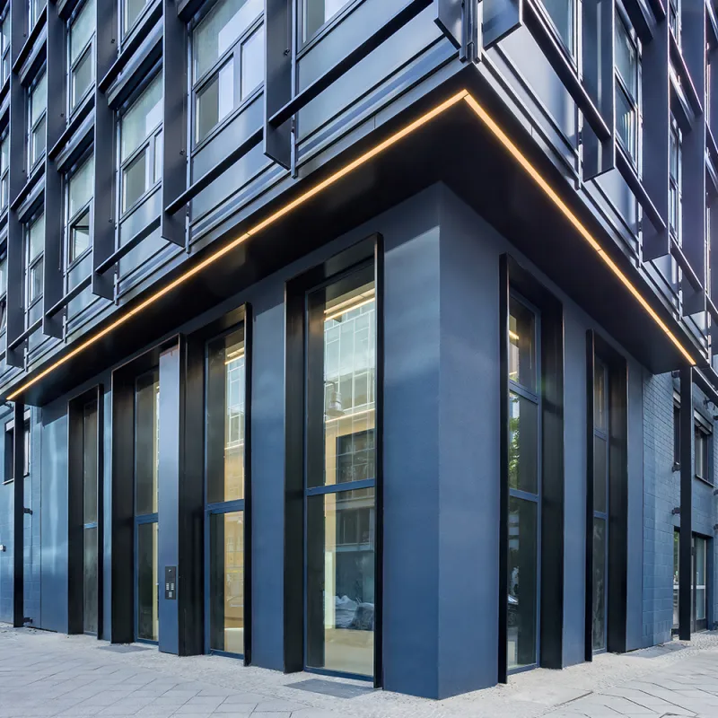 Markgrafenstrasse 62 Berlin: moderne Aussenfassade mit dunkler Verkleidung.
