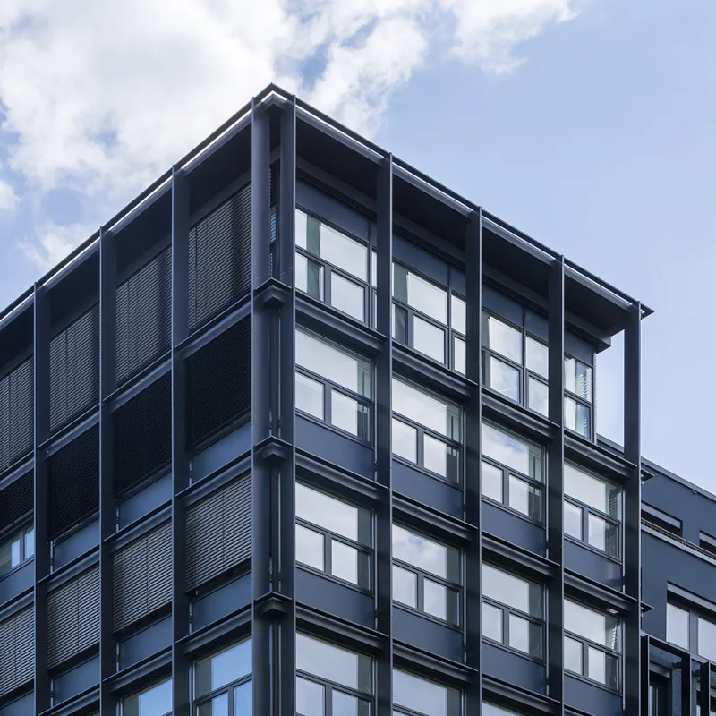 Markgrafenstrasse 62 Berlin: Fassade von unten in den Himmel fotografiert. Detailaufnahme