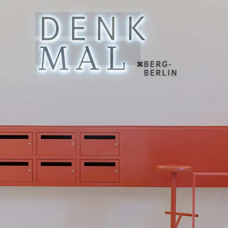 Tempelhofer Ufer – Treppenhaus mit klarer, heller Raumwirkung und roten Briefkästen