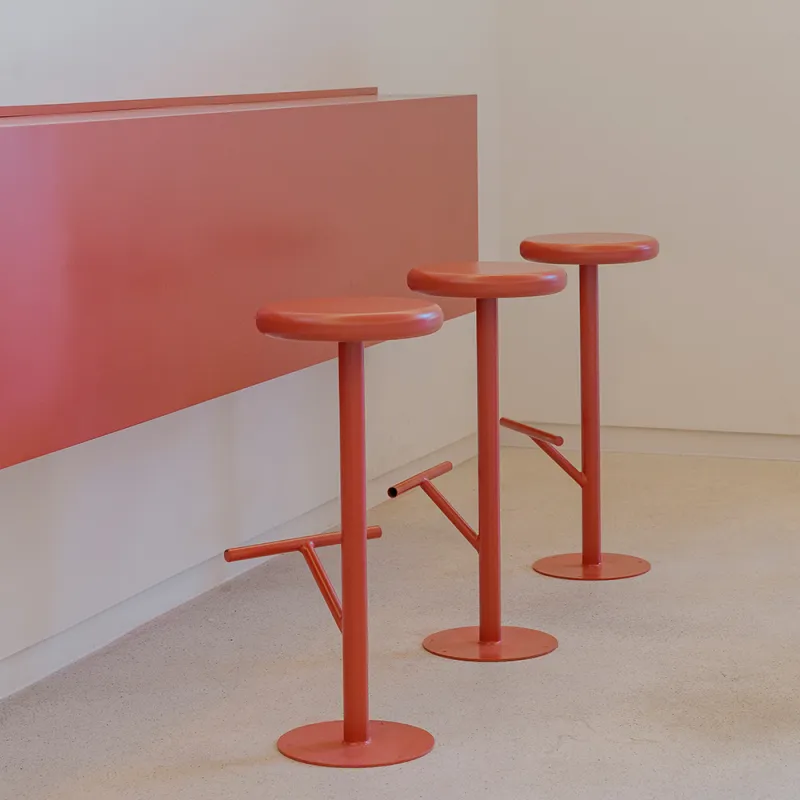 Tempelhofer Ufer – Treppenhaus mit roten Briefkästen und Stühlen.