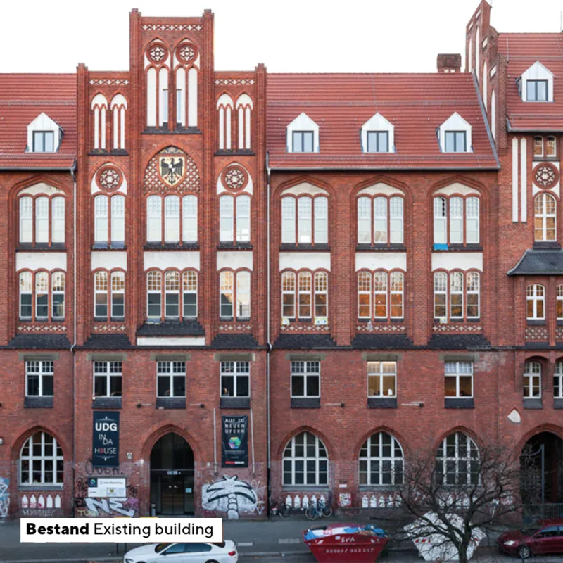 Tempelhofer Ufer: Bestandsgebäude mit roter Fassade