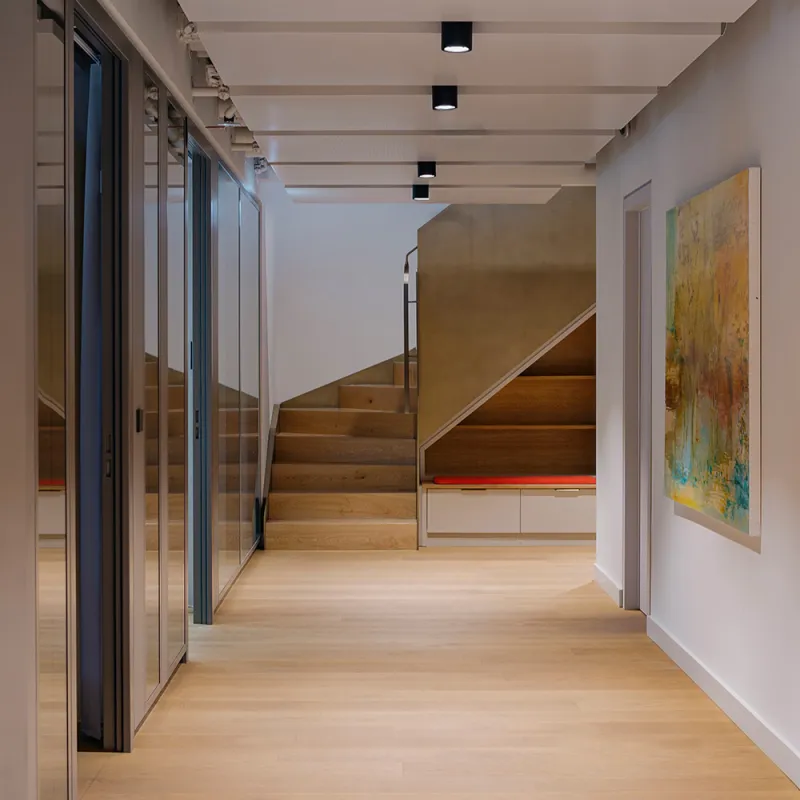 Ashurst München: heller offener Gang mit Glaswand zur Linken und Treppenaufgang 