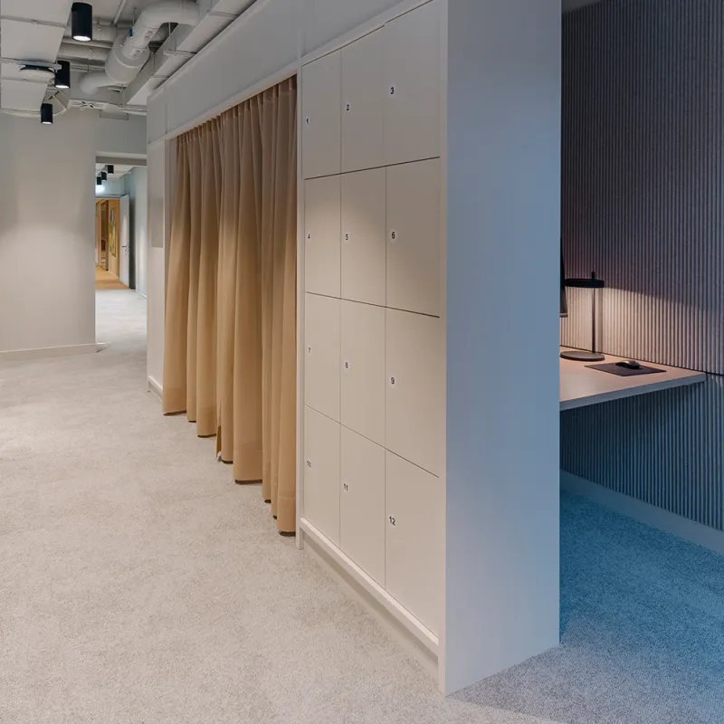 Ashurst München: heller Flur mit Trennwand. Nische für Privatsphäre