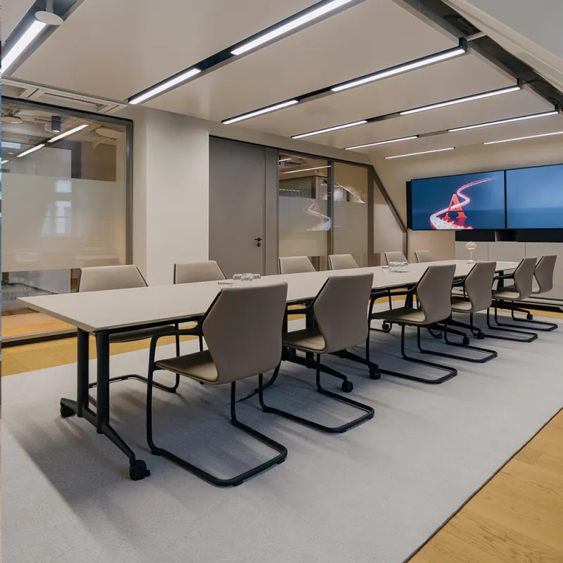 Ashurst München: heller großer Besprechungsraum mit langem Tisch und  Bürostühlen