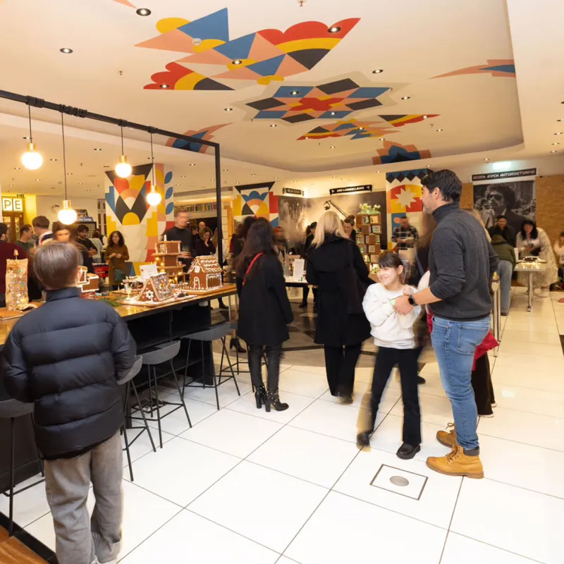 Lebkuchen Wettbewerb: Verschiedene Lebkuchenhäuser mit Gästen als Jury
