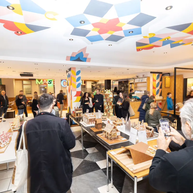 Lebkuchen Wettbewerb: Verschiedene Lebkuchenhäuser mit Gästen als Jury