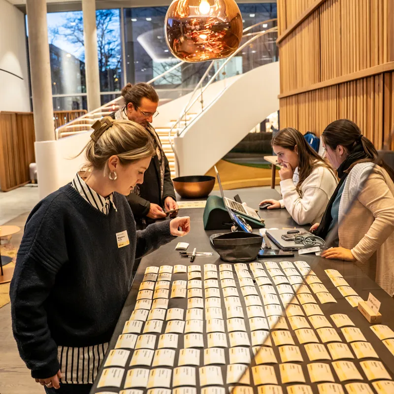 Eingangsbereich bei Steelcase. Tisch mit Namensschildern.