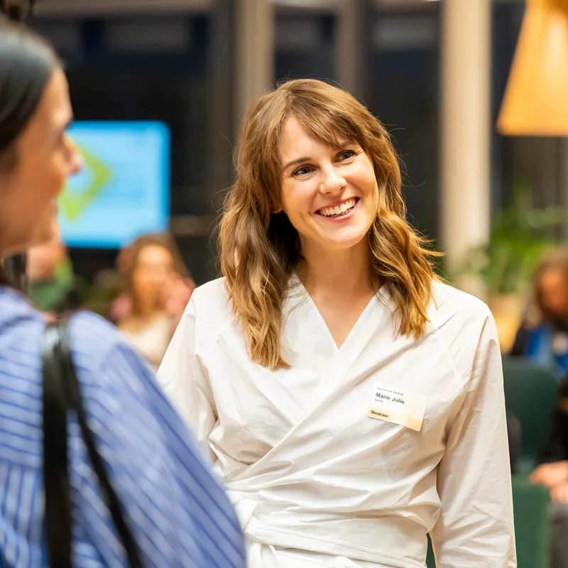 Ruffini on Tour: 2 weibliche Personen sprechen mit einer dritten Person.