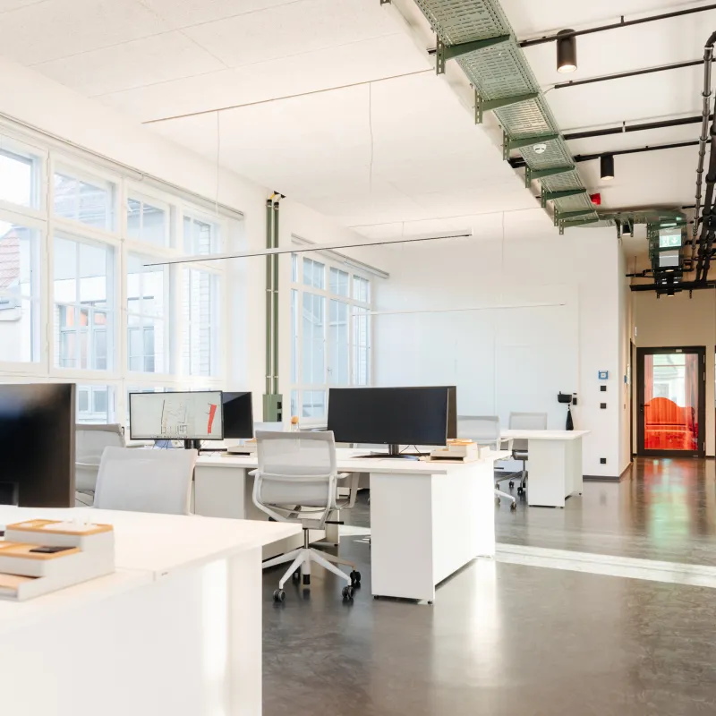 CSMM Berlin: offene weitläufiges Büro mit großen Fenstern.