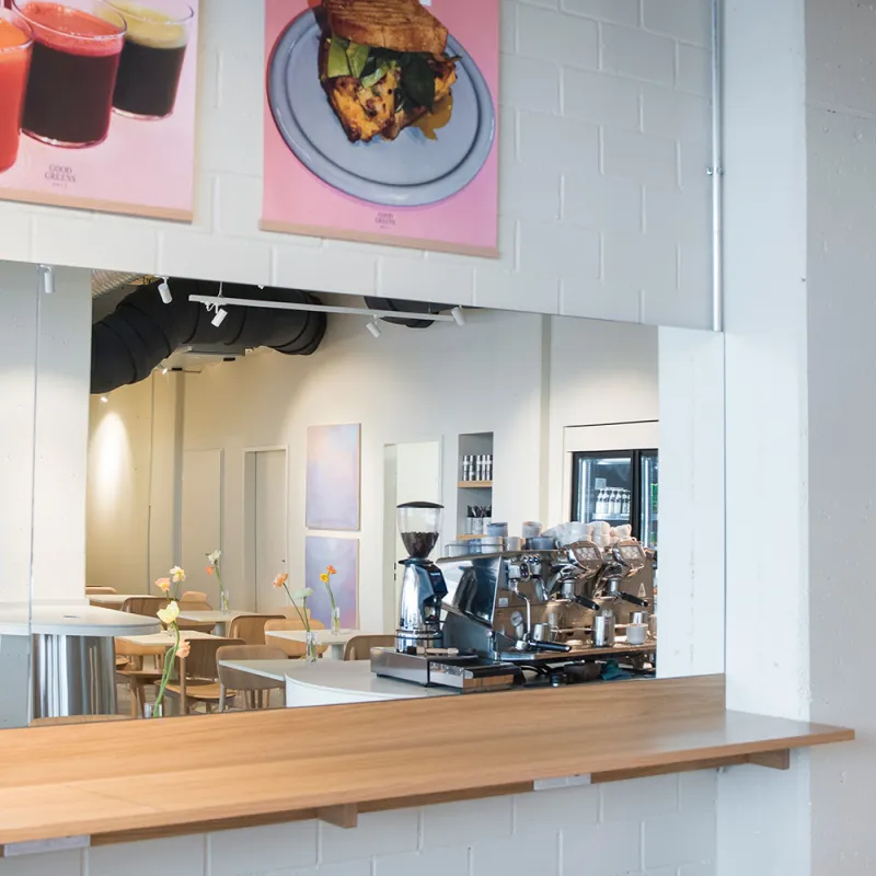 Good Green Deli: modernes Restaurant mit Tresen und Cafe Bar