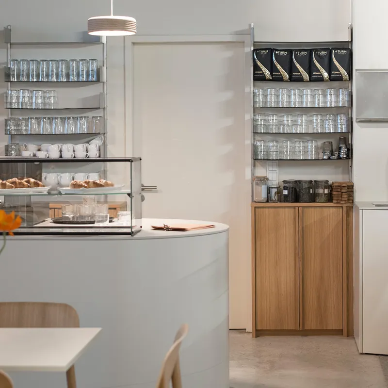 Good Green Deli: modernes Restaurant mit Tresen und Regal