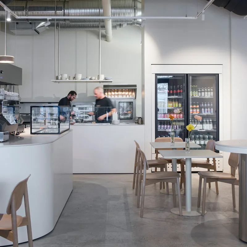 Good Green Deli: modernes Restaurant mit Tresen und Cafe Bar