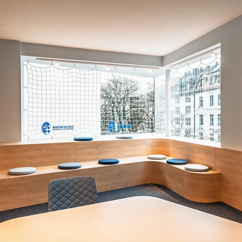 BFV Office4you – Lounge mit blauen Barhockern und offener Technikdecke