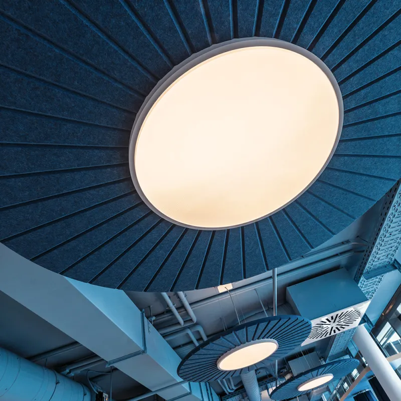 BFV Office4you – Lounge mit blauen Barhockern und offener Technikdecke