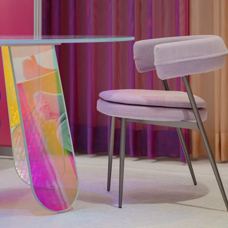 Softwareunternehmen, München: Tisch aus Plexiglas transparent und Stuhl