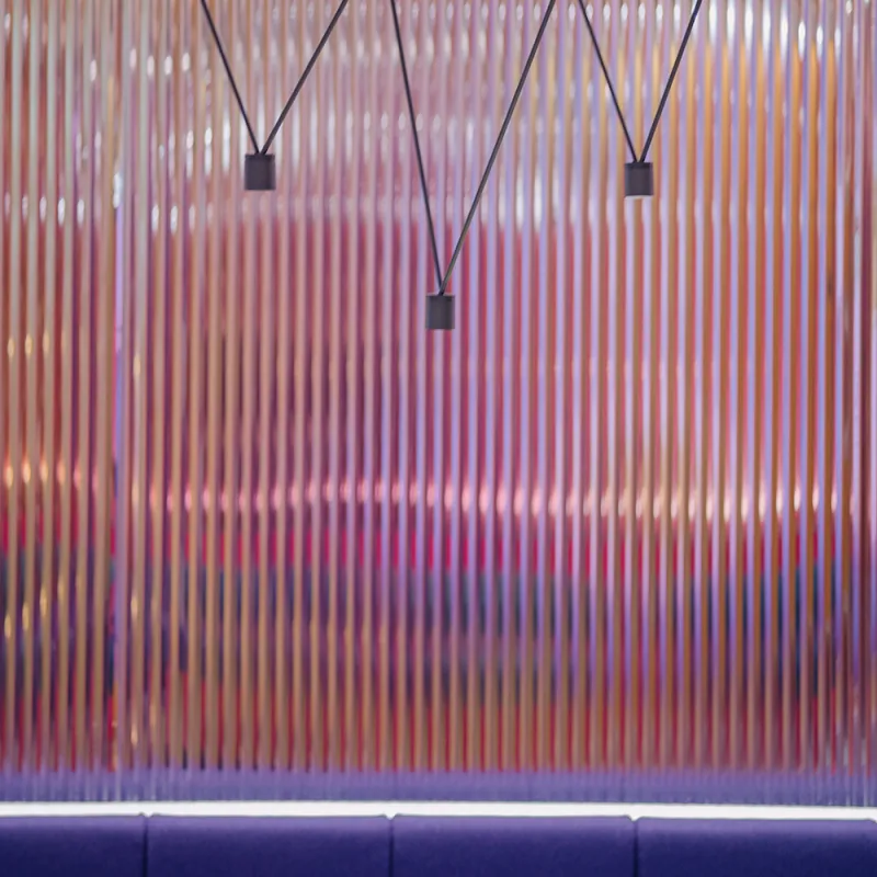 Softwareunternehmen, München: moderne Lampe mit schwarzen Seilen