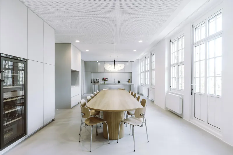 CSMM Office München - moderne Küche in Edelstahl und langer Holztisch